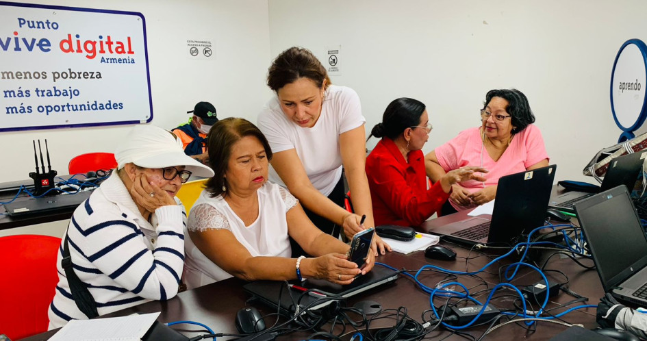 Mujeres de diferentes barrios de Armenia participan en capacitaciones tecnológicas en los Puntos Vive Digital.