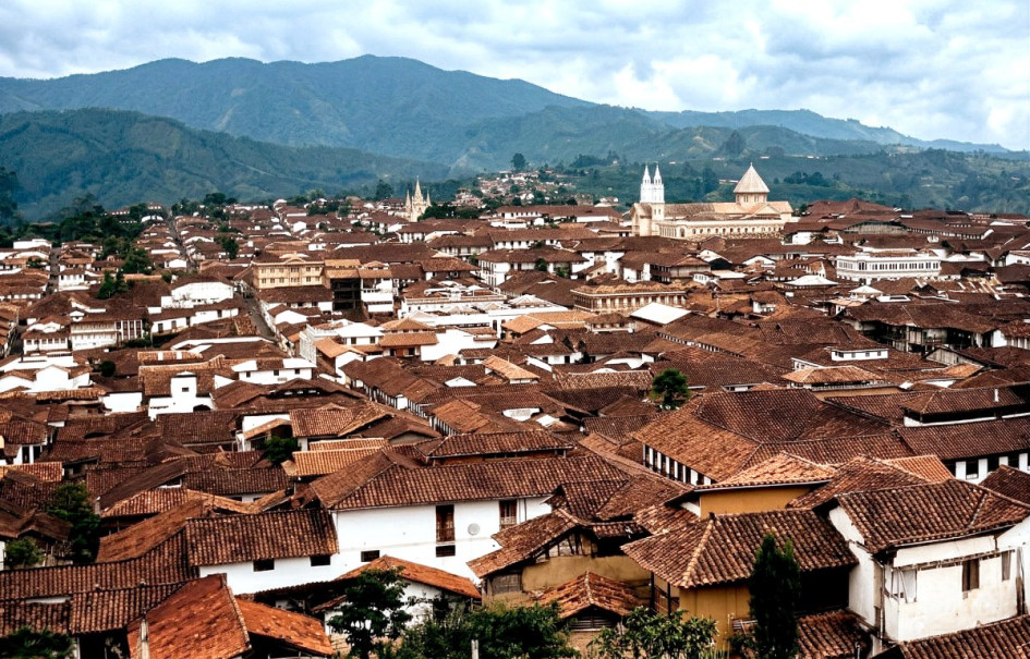 Panorámica de la ciudad con la primera Catedral y, al fondo, la actual Basílica Menor de la Inmaculada Concepción, ambas construcciones en madera.