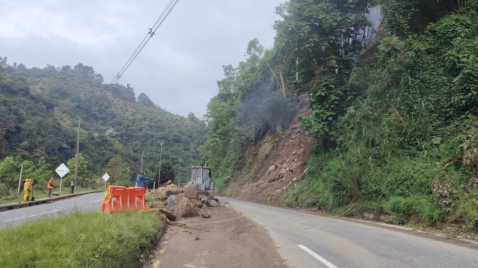 La Alcaldía de Manizales informó que la vía Panamericana estará cerrada este miércoles, pues se demolerán las rocas que cayeron en el derrumbe del fin de semana. Esperan abrir el paso vehicular sobre el mediodía.
