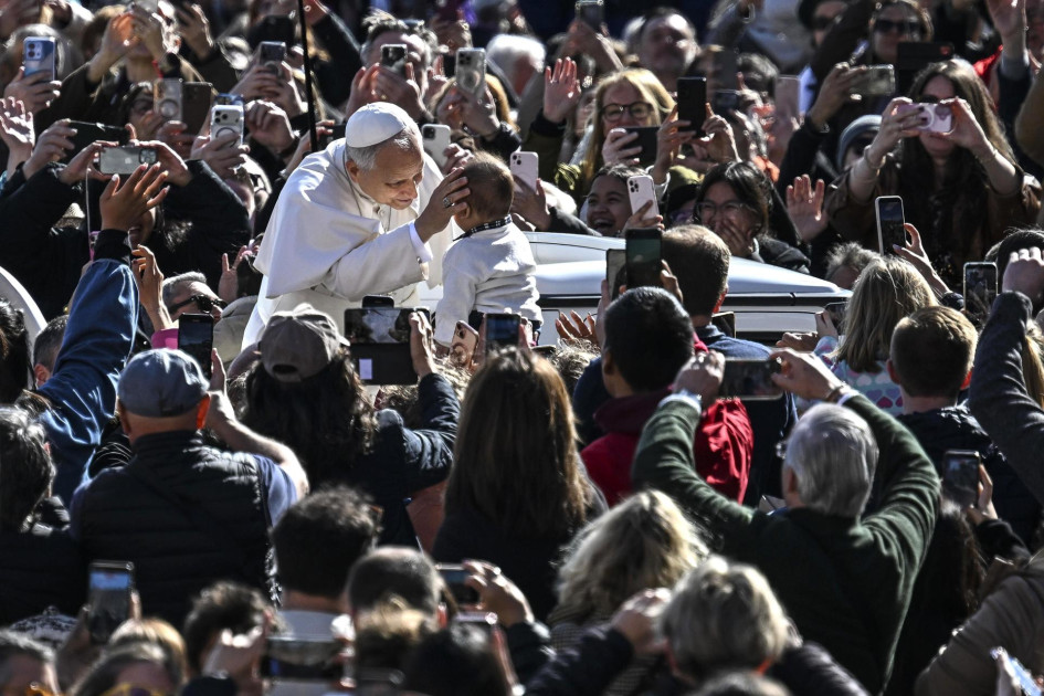 El papa León XIV bendice a un niño mientras saluda a la multitud desde su papamóvil durante la audiencia general semanal en la Plaza de San Pedro, en la Ciudad del Vaticano, este miércoles.