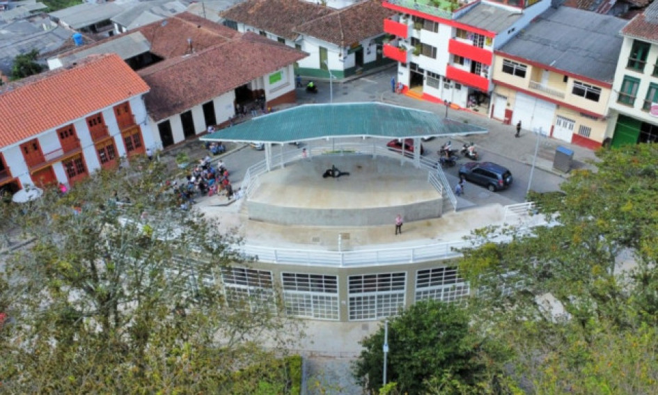 El accidente, en el que resultó herida la menor, ocurrió en el Parque Principal de Neira.