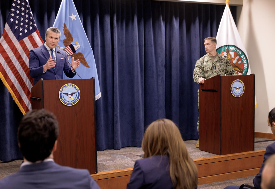 El Secretario de Defensa de Estados Unidos, Pete Hegseth (izq.), habla durante una conferencia de prensa en la sede del Comando Central de los Estados Unidos (Southcom) en la Base de la Fuerza Aérea MacDill en Tampa, Florida, EE.UU., el 5 de marzo de 2026.