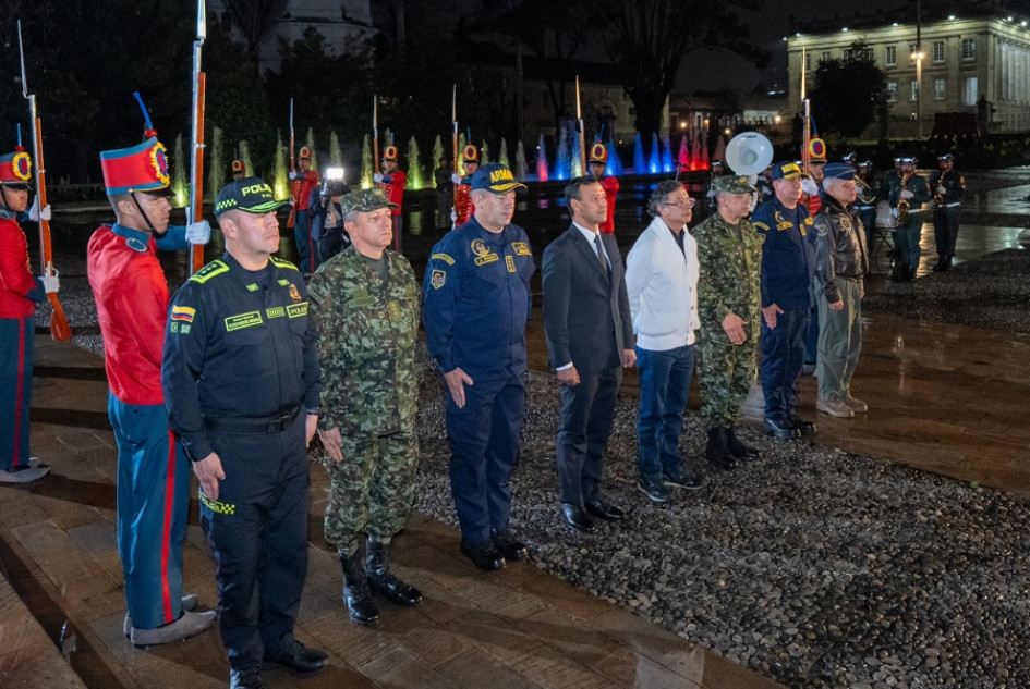 Fotografía cedida por la Presidencia de Colombia del mandatario Gustavo Petro (4-d) junto a los altos mandos militares colombianos durante un minuto de silencio este martes, en Bogotá (Colombia), por las víctimas del accidente de un avión Hércules C-130 de la Fuerza Aeroespacial Colombiana (FAC).