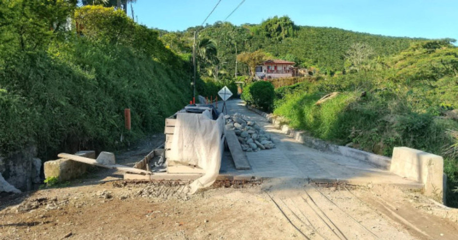 Una placa huella de 940 llevan un año sin pagarla al contratista