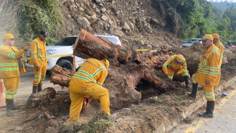 Este martes se habilitaría la vía Panamericana por completo, dos días después de que un derrumbe bloqueó el paso vehicular en La Playita (Manizales). Hay un carril cerrado.