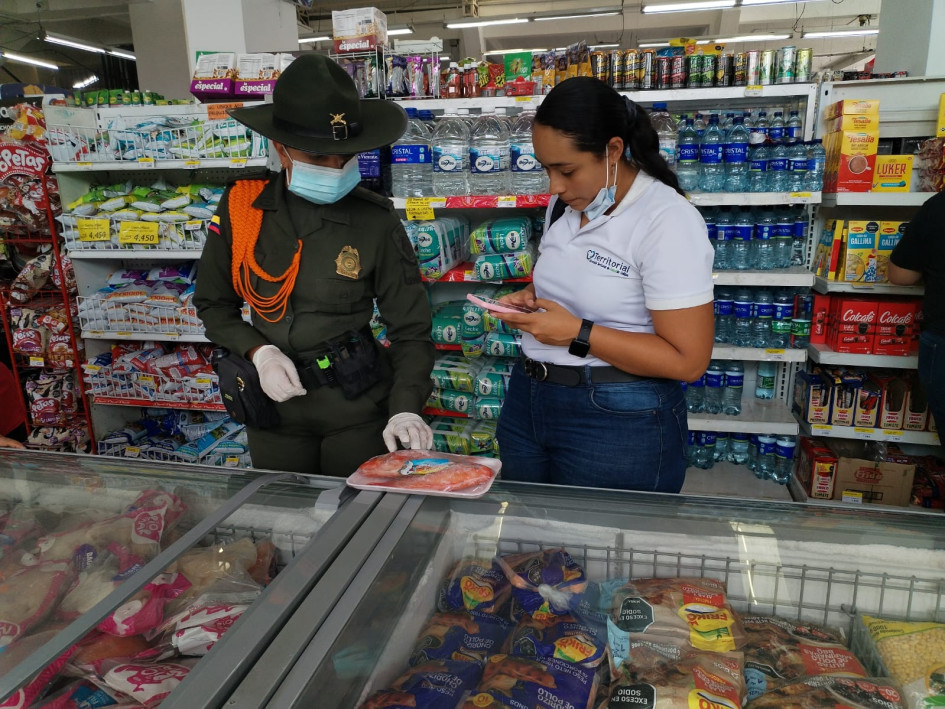 Fotos|Policía| LA PATRIA  Durante los operativos, los uniformados recorren plazas de mercado, expendios y puntos de venta, verificando las condiciones de higiene, almacenamiento y conservación del pescado.