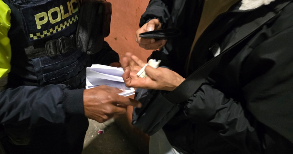 La mujer señaló al uniformado de hurtarle sus pertenencias durante un procedimiento de la Policía.