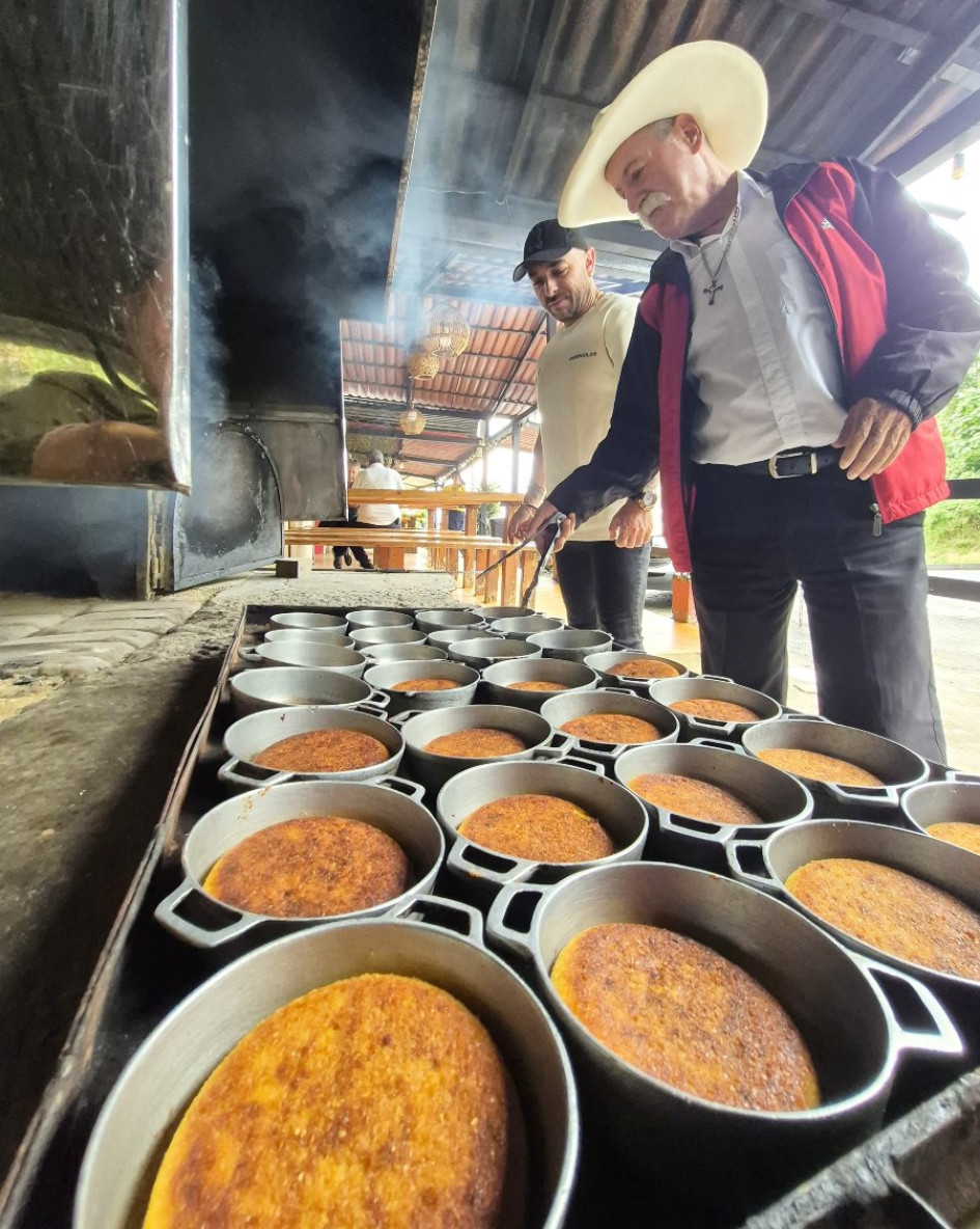 Reinel Gómez Escobar, conocido como don Rey, ha transmitido todos sus conocimientos y el negocio a su hijo, Alejandro Gómez Valencia.