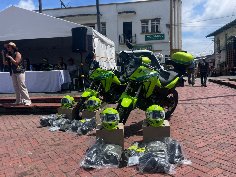 Fotos| Policía| LA PATRIA  Esta dotación incluye dos motocicletas Honda XR-300, así como elementos de protección y seguridad para el personal policial, entre ellos cascos, guantes, SOAT y matrícula.