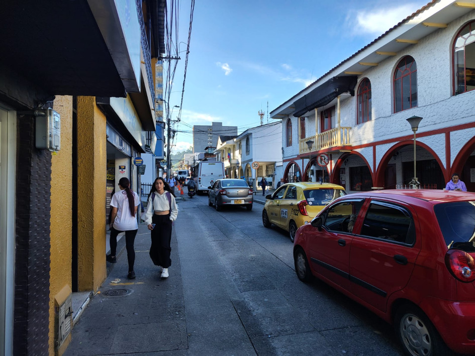 Un carro al parecer varado habría obstruido la circulación vehicular entre Villamaría y Manizales.