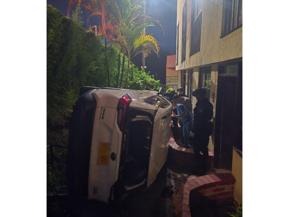 Dos mujeres se movilizaban en el vehículo y presentaron lesiones leves.