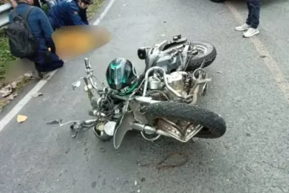 En el accidente entre dos motos y un carro murió una persona y dos resultaron heridas.