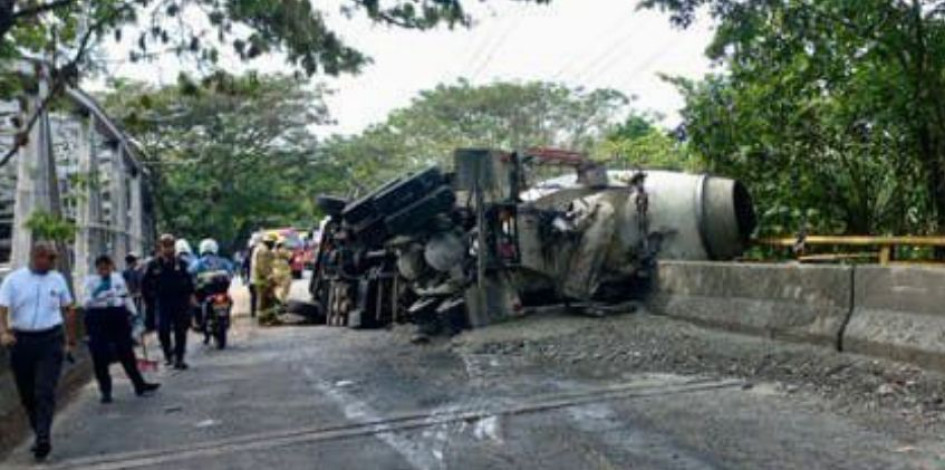La vía entre Pereira y Cartago está cerrada mientras las autoridades atienden la emergencia. 