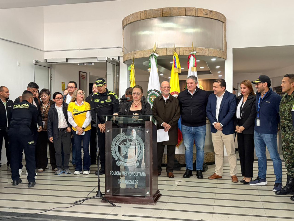 Apertura de las urnas para las elecciones de este domingo, 8 de marzo, desde el Puesto de Mando Unificado (PMU) en Manizales en el Comando de Policía. 