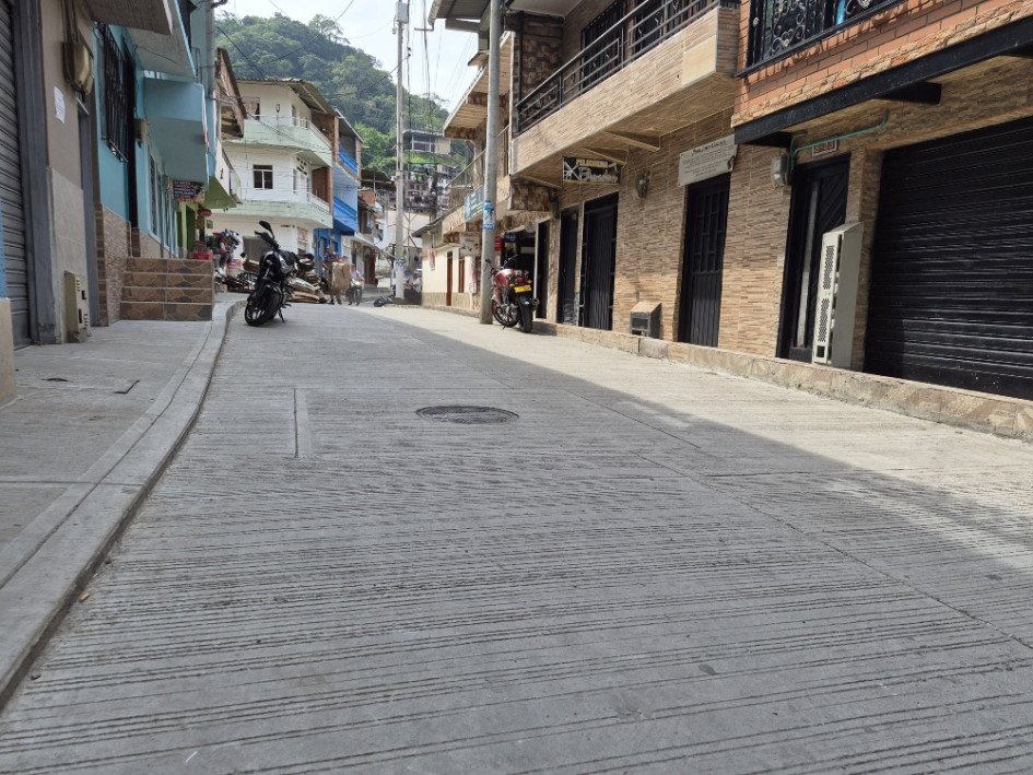 Así se ven ahora las vías en Arauca (Palestina) luego de la reposición de redes de alcantarillado, el mejoramiento de acometidas de acueducto y la pavimentación de las vías.