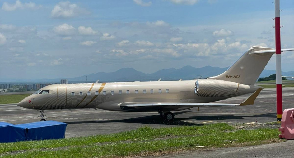 Matecaña Spotters, un grupo de aficionados a los aviones, captó el momento del aterrizaje de J Balvin en Pereira abordo de un Bombardier BD-700-1A10 Global 6000