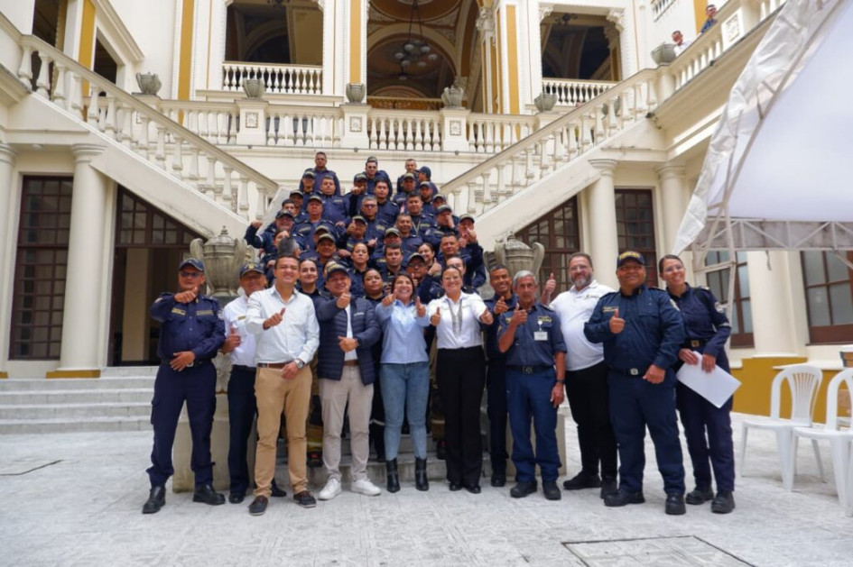 La entrega de las herramientas a los bomberos se efectuó en la Gobernación de Caldas.