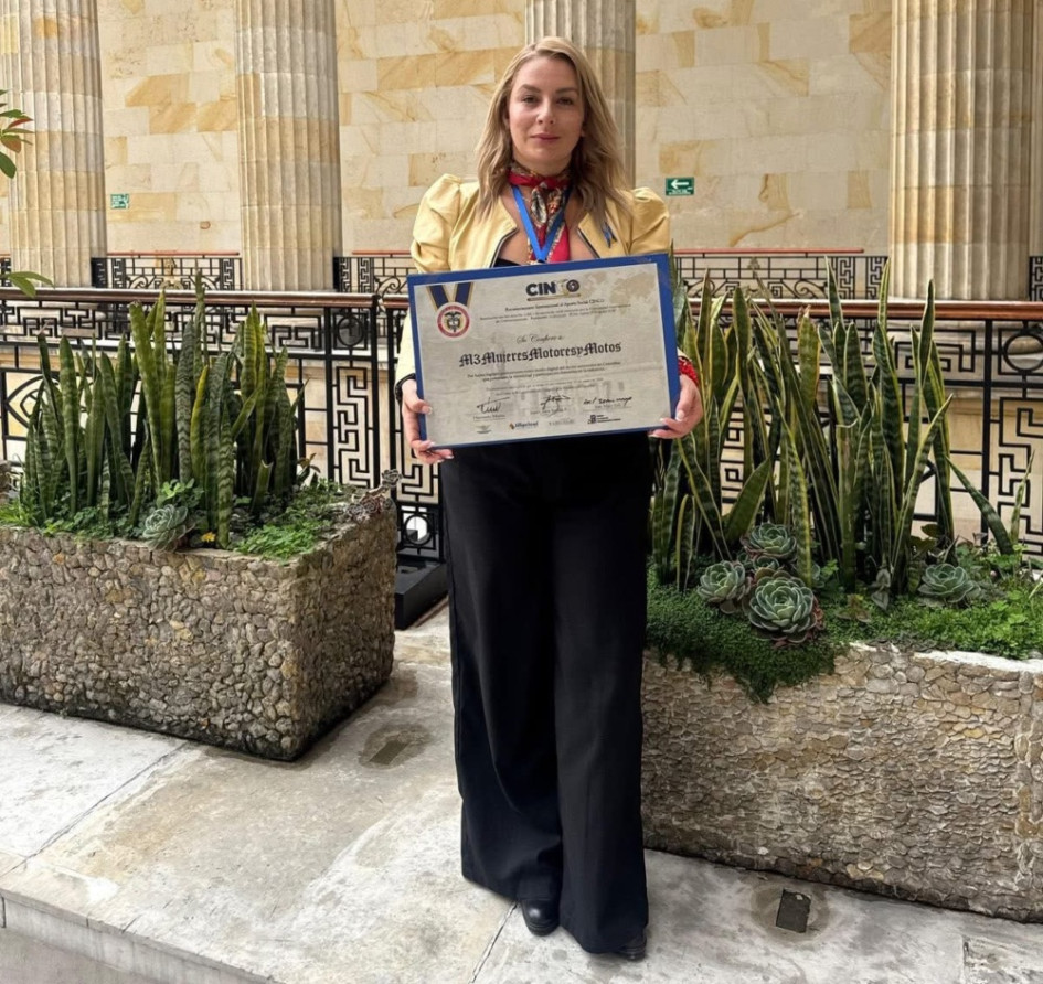 Foto | Cortesía | LA PATRIA La manzanareña Ángela Calle, integrante del medio de comunicación digital M3 Mujeres, Motores y Motos, recibió la distinción “Impacto Social Cinco”.