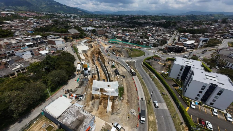 La intersección Corales en Pereira alcanza 20% de avance con obras en el paso deprimido. El proyecto busca mejorar la movilidad y reducir la congestión en la zona.