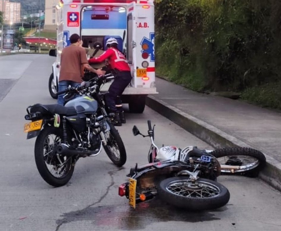 Tres motocicletas y un carro particular resultaron involucrados en el choque, en el que dos personas sufrieron lesiones.