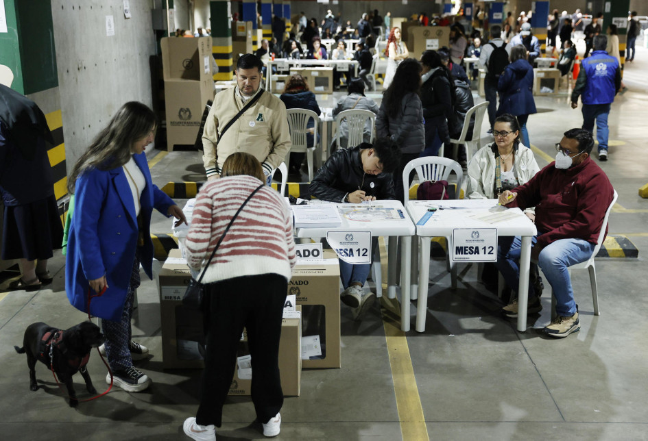 Ciudadanos asisten a votar este domingo, en Bogotá (Colombia).