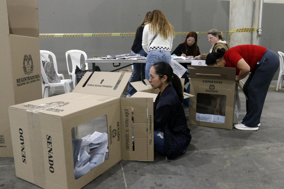 Jurados electorales realizan el conteo de votación este domingo, en Medellín (Colombia). Los colegios electorales de Colombia cerraron a las 16:00 hora local (21:00 GMT), luego de ocho horas de votación para elegir a los miembros del Senado y la Cámara de Representantes para el periodo 2026-2030 y a tres candidatos presidenciales en consultas entre partidos de centro, izquierda y derecha.