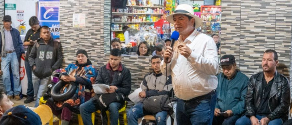 Félix Chica, durante un encuentro con la comunidad debido a su aspiración al Congreso. 