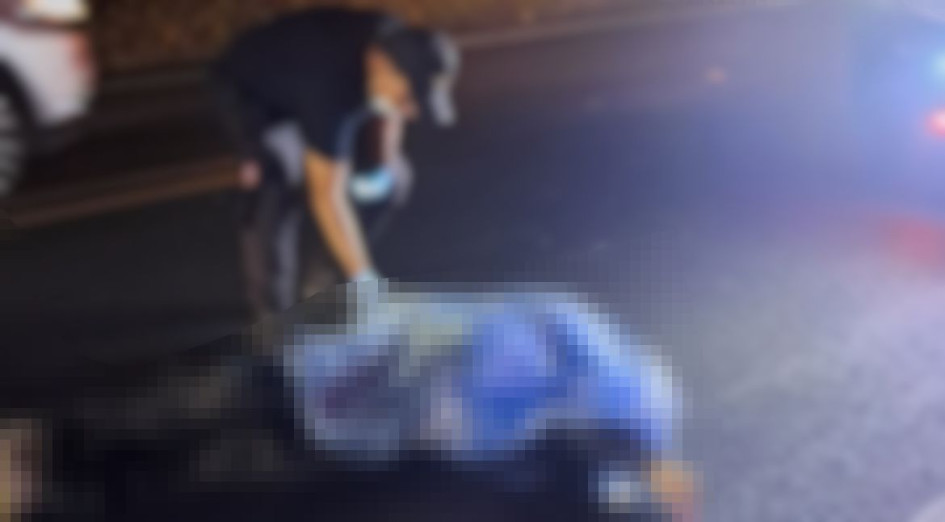 La versión del motociclista indica que el cadáver estaba tendido sobre la vía. 