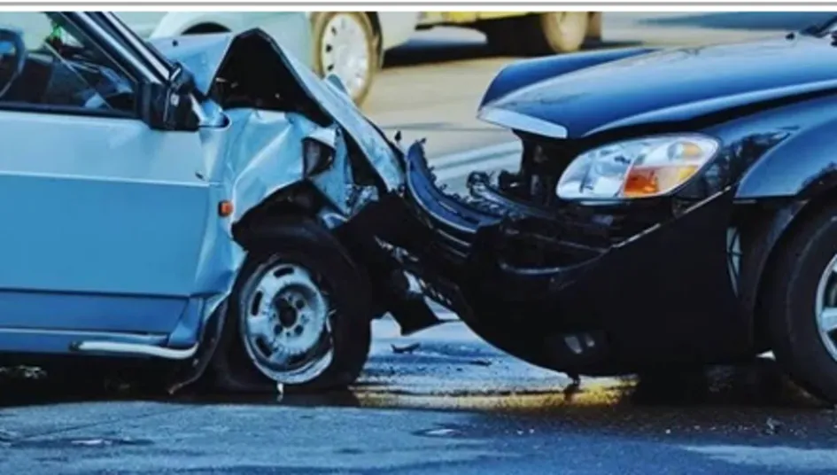 Un microbús con pasajeros se salió de la carretera por la que transitaba y se volcó. Como resultado del accidente, tres personas murieron y otras 17 quedaron heridas. Imagen de ilustración.