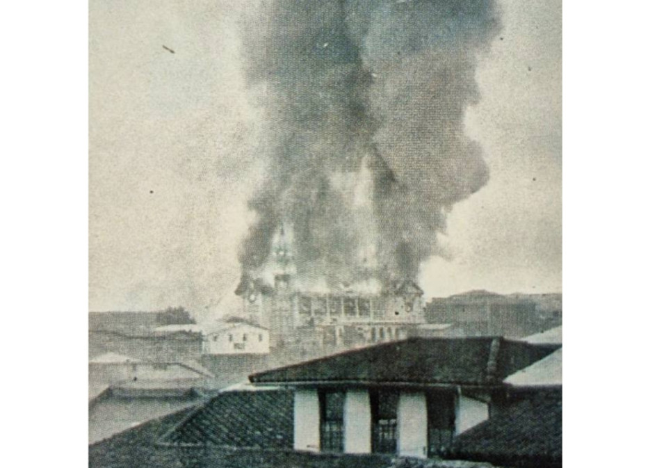 Foto I Cortesía Hoyos Editores I LA PATRIA  El 20 de marzo de 1926, es decir hoy hace un siglo exactamente, la primera catedral de Manizales quedó destruida por incendio, que a su paso se llevó también dos manzanas de casas y negocios. Antes, 1922 y 1925, las llamas arrasaron gran parte de la ciudad.