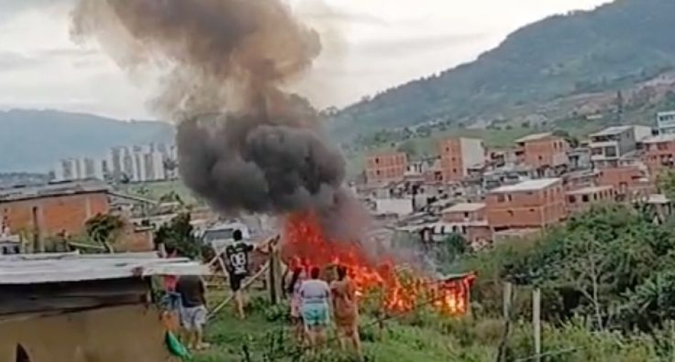 El incendio ocurre en El Otoño, barrio de la comuna Villa Santana en el oriente de Pereira 