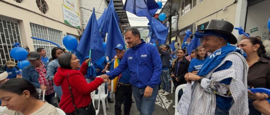 Juan Manuel Londoño ha estado compartiendo con las comunidades durante sus visitas a los diferentes municipios de Caldas. 