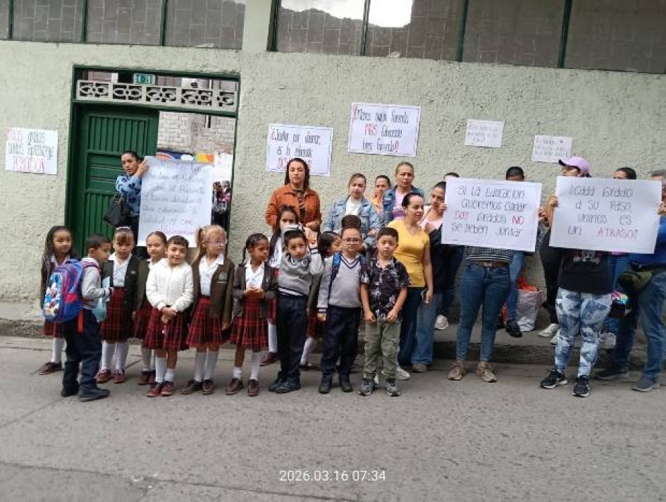 Fotos I Cortesía I LA PATRIA  Padres e hijos, estos últimos de primaria, protestan para reclamar porque desde la Gobernación ordenaron fusionar dos grados en uno. Consideran que la decisión atenta contra el bienestar y la calidad educativa.