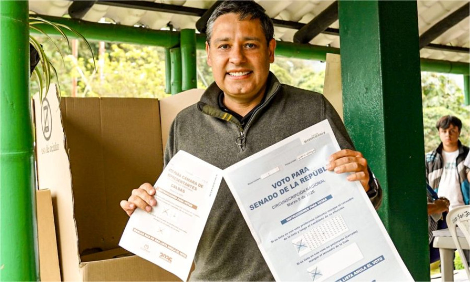 Mauricio Lizcano, candidato presidencial, votando este domingo (8 de marzo) al Congreso de la República y consulta presidencial.