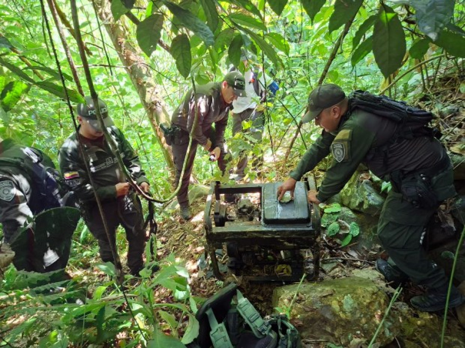 Fotos| Policía| LA PATRIA  La intervención se llevó a cabo sobre la quebrada Chavarquía, un ecosistema estratégico que aporta riqueza en flora y fauna para la región, el cual estaba siendo afectado por actividades ilegales de minería.