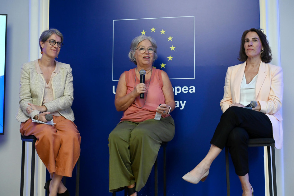 La embajadora de Francia en Uruguay, Virgine Biouteu (i); la directora del Instituto Nacional de las Mujeres, Mónica Xavier (c); y la directora de Programas en ONU Mujeres Uruguay, Magdalena Furtado, hablan en un panel durante el encuentro 'Generando economía con equidad' este jueves, en Montevideo (Uruguay).