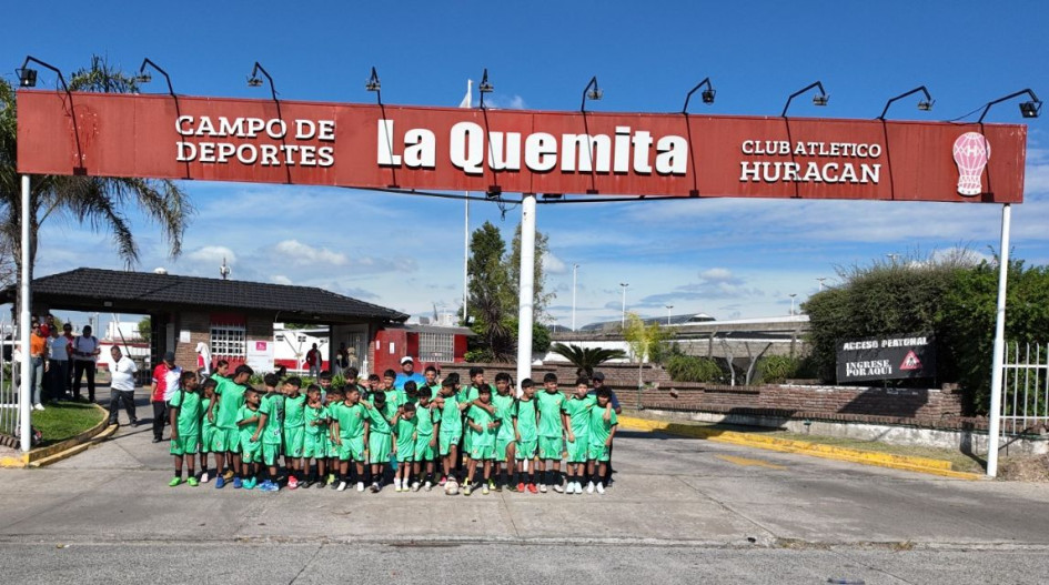 Los 36 niños viajaron con 24 adultos para hacer la gira amistosa con clubes de Buenos Aires, Argentina 