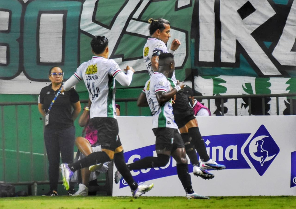 Dayro Moreno (c) celebra el primer gol del Once Caldas en la victoria 0-2 ante el Deportivo Cali. El goleador marcó su primer tanto en Palmaseca y llevó al Blanco al liderato de la Liga.