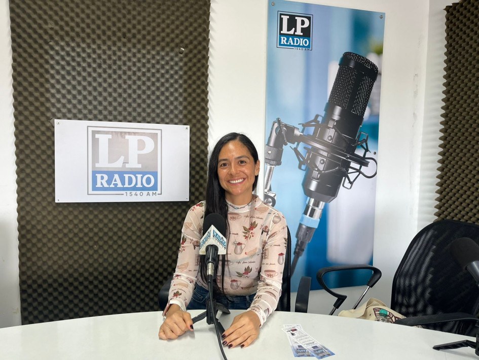 | Paula Cañas, artista plástica de aquí de Manizales y autora del libro Ananda, el arte de vivir liviano. 