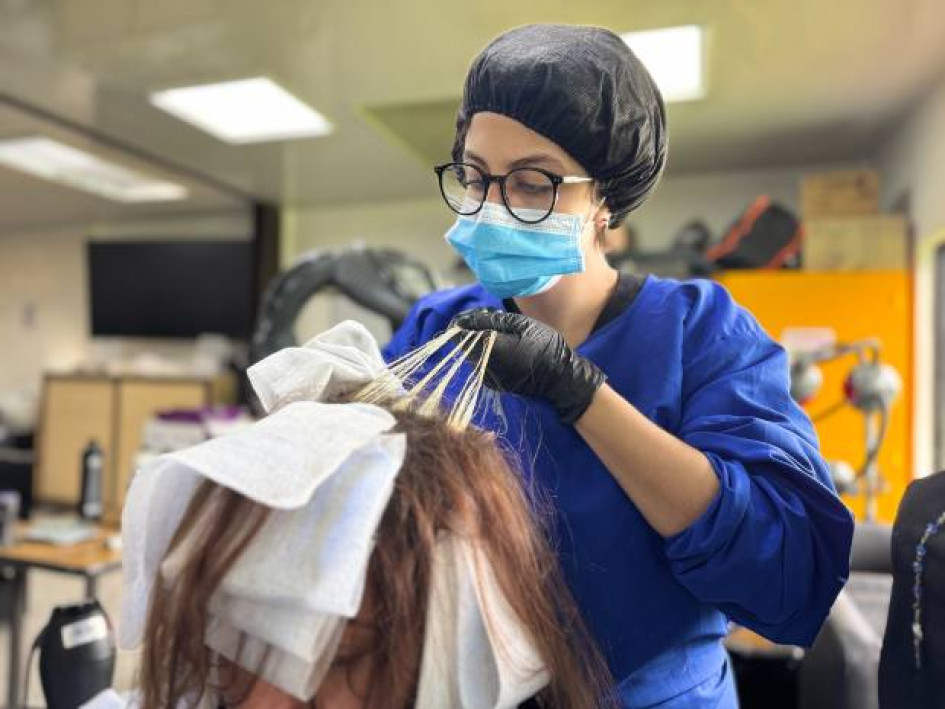 Foto I Cortesía Sena I LA PATRIA  María Fernanda Martínez recibe acompañamiento permanenteen la interpretación de lengua de señas, pues en el Sena han construido nuevas señas para fortalecer el aprendizaje técnico del programa en peluquería.