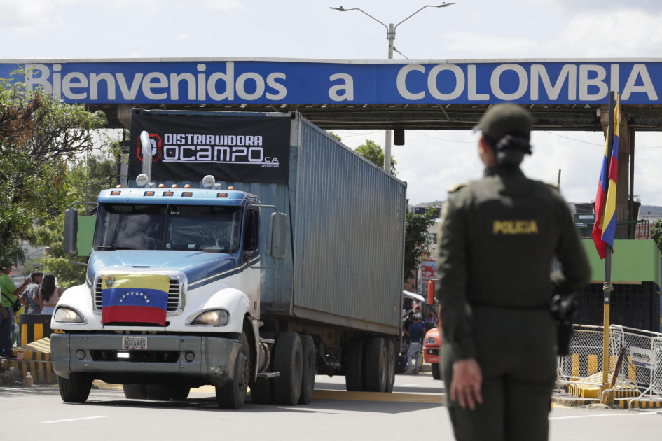 Fotografía de archivo del 26 de septiembre del 2022 que muestra un camión cruzando el puente Simón Bolívar desde Colombia hacia Venezuela durante un acto de reapertura de la frontera entre los dos países en Cúcuta (Colombia).