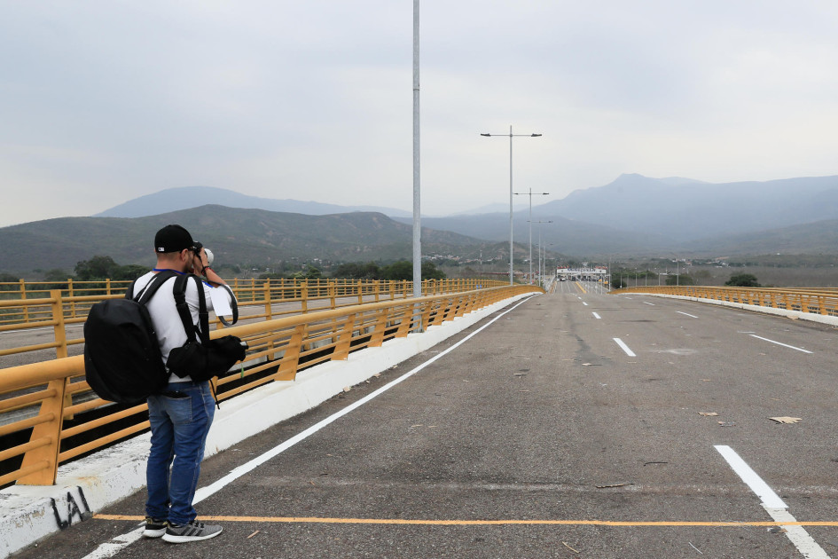 Una persona toma una fotografía en la línea fronteriza entre Venezuela y Colombia este jueves, en el puente internacional Atanasio Girardot, en Cúcuta (Colombia).