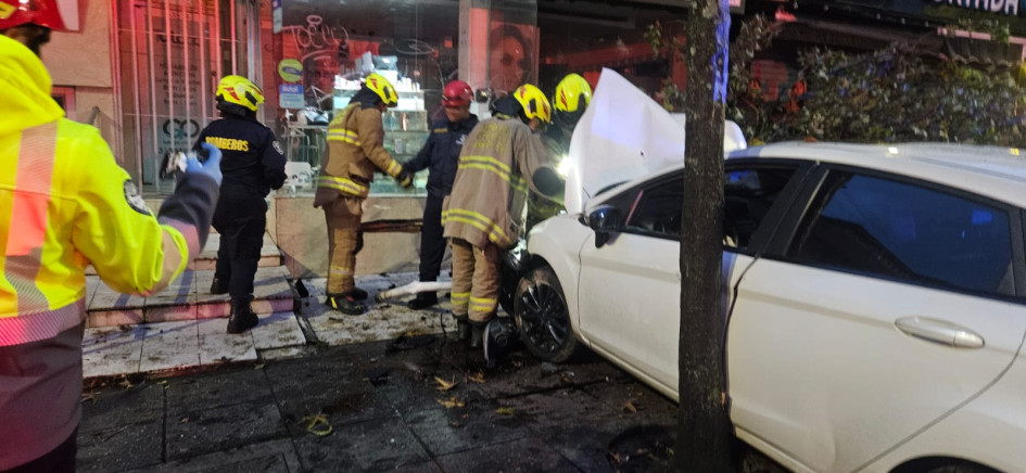 Fotos de LA PATRIA  Accidente en la avenida Santander con calle 52 de Manizales, sentido Centro - El Cable este lunes (30 de marzo).