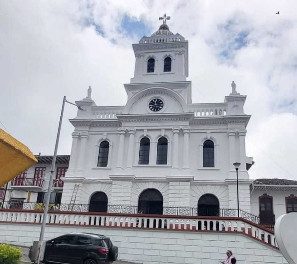El imponente color blanco del templo San Juan Bautista de Neira contrasta con las nubes.