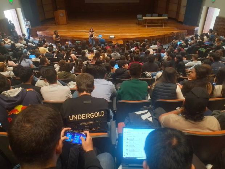 Foto | LA PATRIA  Estudiantes, profesores y administrativos de la Universidad Nacional en Manizales llenaron este jueves el auditorio de la sede K durante la asamblea de estamentos.