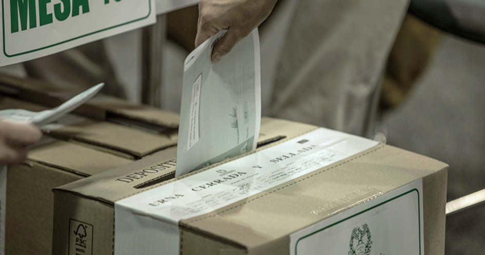 A la mujer la sorprendieron tras ofrecerles supuestamente $100 mil a dos ciudadanas.