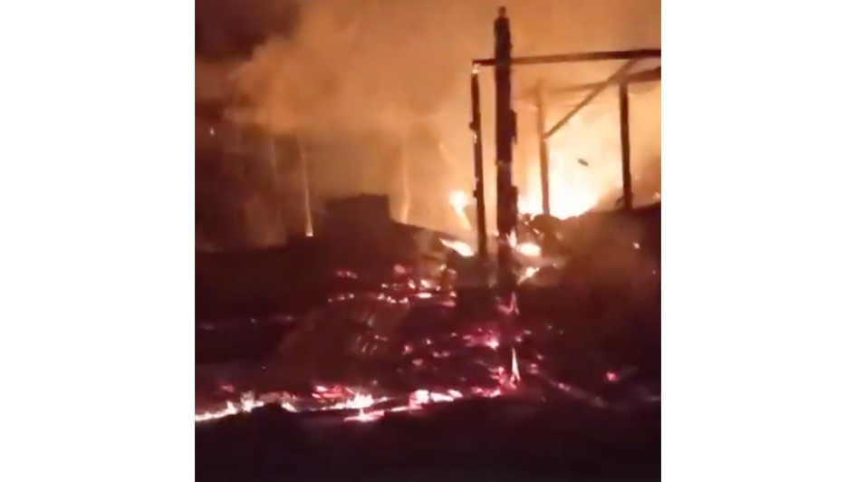 El ataque con explosivos generó terror en la población, provocando el desplazamiento forzado masivo al casco urbano en busca de refugio y protección. 