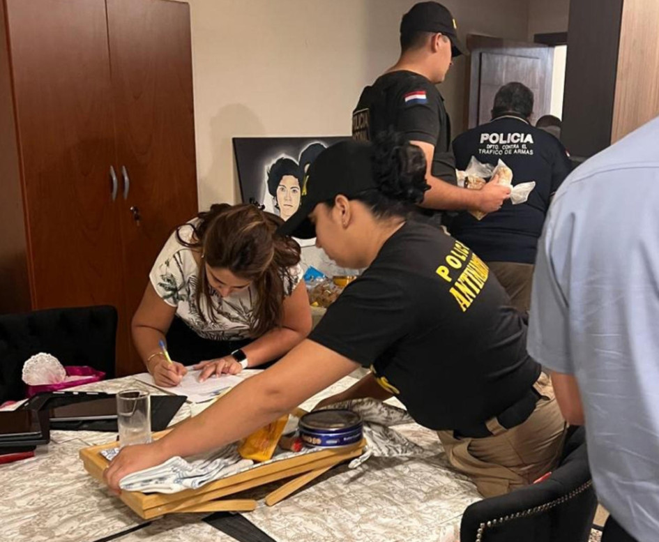 Fotografía cedida por Policía Nacional de Paraguay que muestra un operativo policial en la vivienda de la empresaria Dalia López este jueves, en Asunción (Paraguay).
