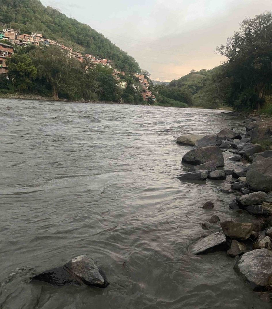 el río Cauca cambió de color a gris, alerta.