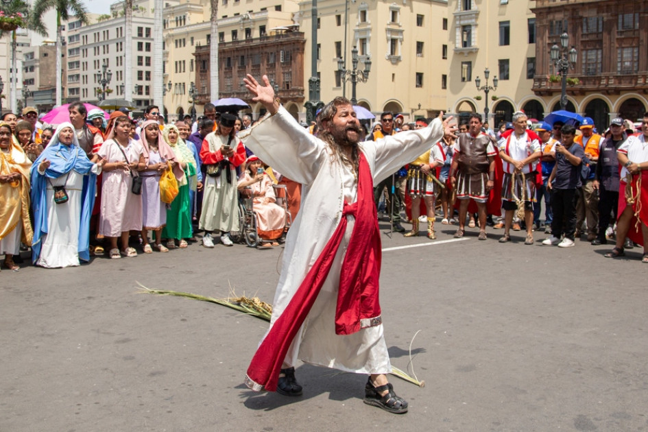 Personas participan en la celebración del Viernes Santo, en Lima (Perú). El 'Cristo Cholo', una tradicional representación peruana de Jesucristo a cargo del actor Mario Valencia, recorrió las calles del centro histórico de Lima con la cruz a sus espaldas para representar la Pasión de Cristo, que finaliza en la cima del cerro San Cristóbal, la elevación más emblemática de la capital.